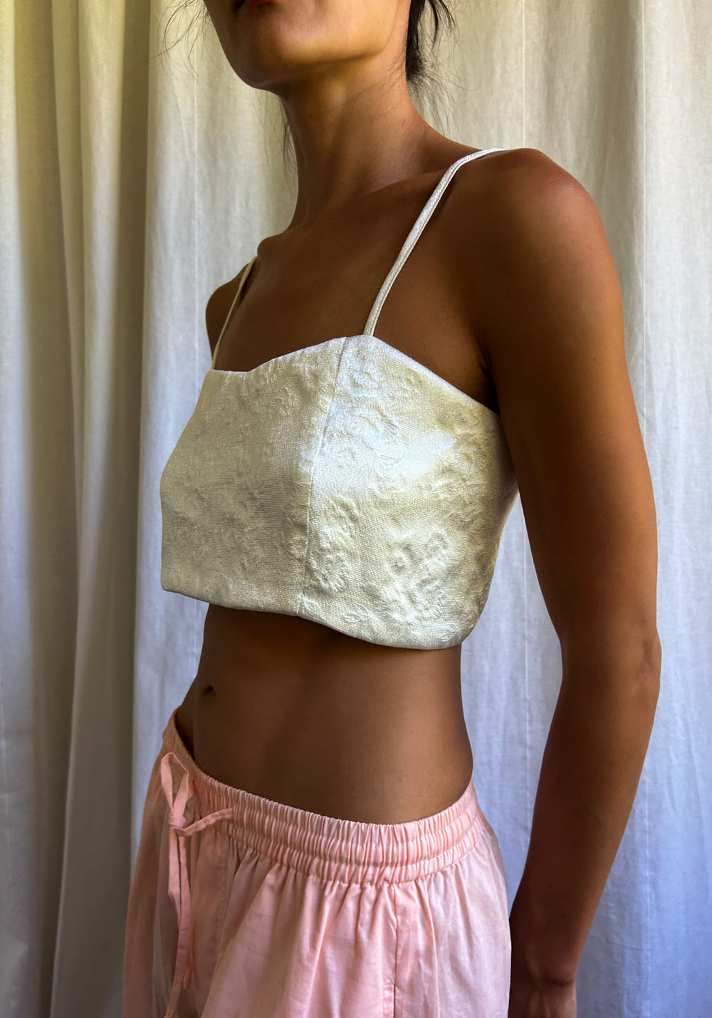 CROP TANK WHITE FLOWER